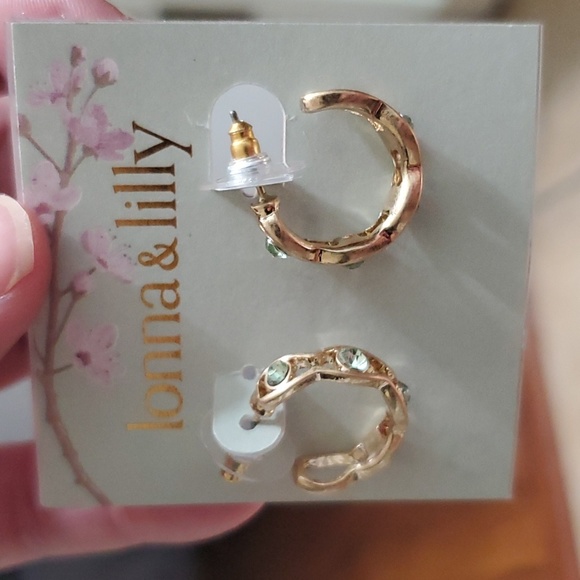 ☆NWT☆ Lonna&Lilly gold hoops with green rhinestones - Picture 2 of 4